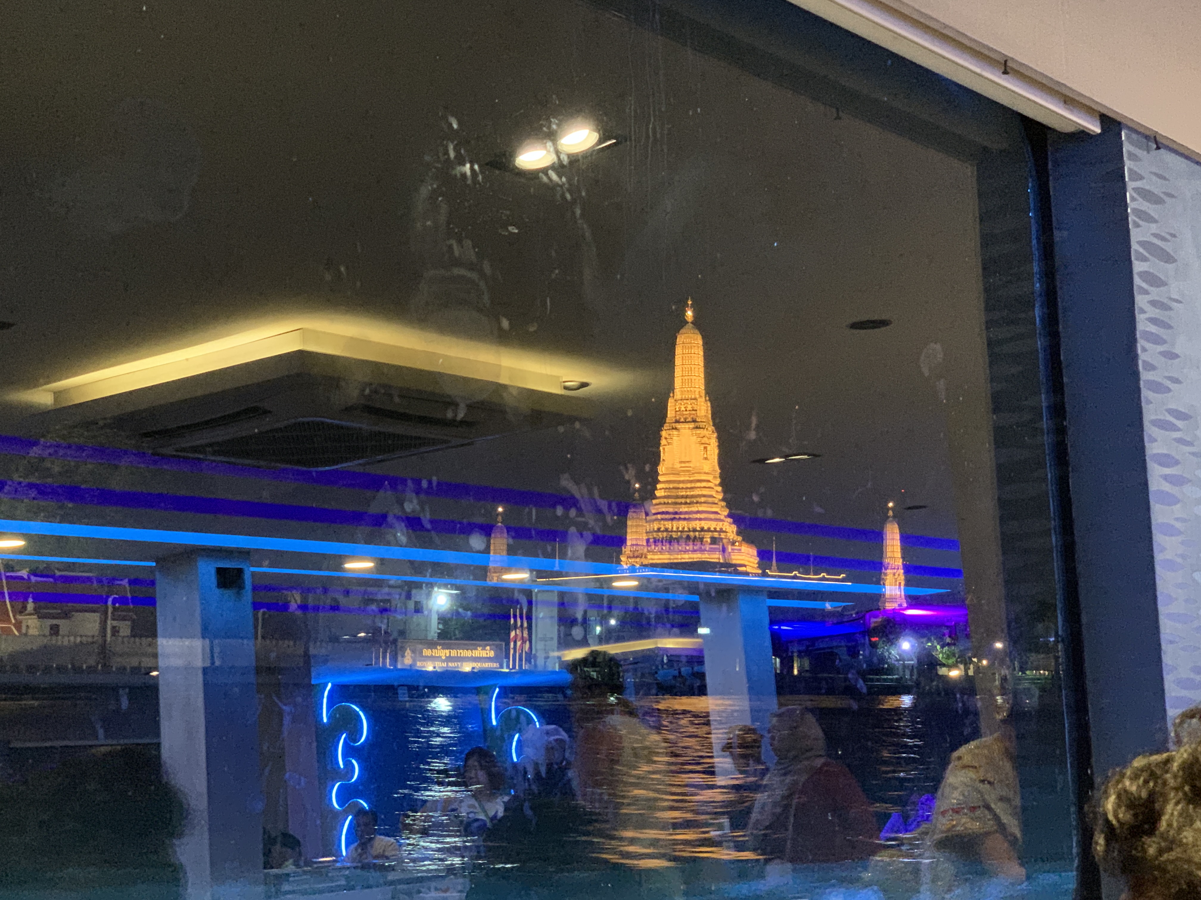 ワット・アルン 川から夜景